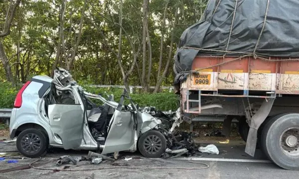 കാര് ലോറിക്കു പിന്നില് ഇടിച്ചു കയറി രണ്ട് കുട്ടികളടക്കം ആറുപേര്ക്ക് ദാരുണാന്ത്യം