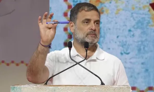 केरल में सियासी तकरार तेज, राहुल गांधी ने पिनराई विजयन को घेरा