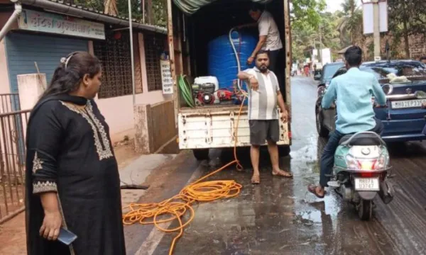 अवकाळी पावसामुळे रस्ता बनला निसरडा