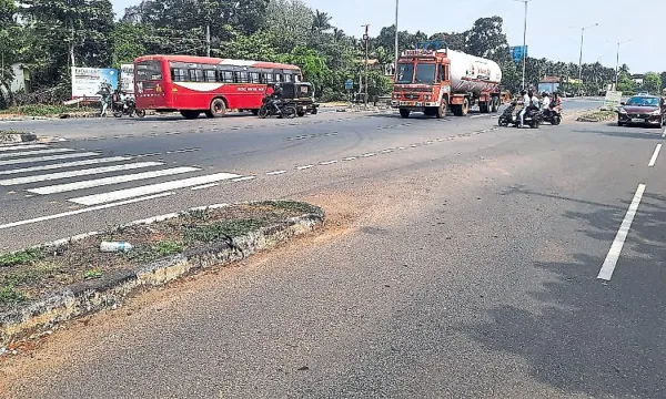 Confusing barricade setup raises safety concerns near Koteshwara highway bend