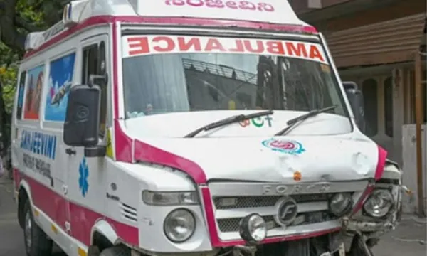 Bengaluru: Ambulance crashes into footpath vendors, one killed and six injured