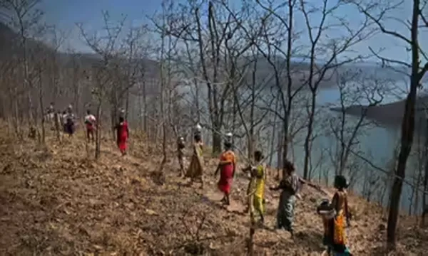 నీటి కోసం..10 కిలోమీటర్ల నడక!
