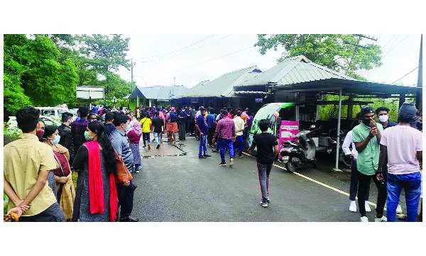 ഇടുക്കി, ചെറുതോണി അണക്കെട്ടുകള്‍ കാണാന്‍ സന്ദര്‍ശകരുടെ തിരക്ക്‌, അടിസ്‌ഥാന സൗകര്യങ്ങള്‍ ഒരുക്കാത്തത്‌ തിരിച്ചടി