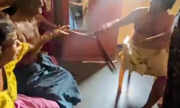 حیدرآباد میں بوڑھے ماں باپ کو ہراساں کرنے والے ظالم بیٹے کو جیل کی سزا ۔بیلٹ سے باپ کی پٹائی