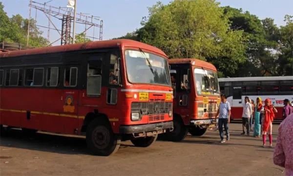 एसटी बसों के भीतर और बाहर अनाधिकृत व भ्रामक विज्ञापन, स्टिकर चिपकानेवालों के खिलाफ होगी कार्रवाई