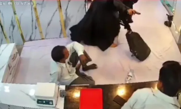 برقعہ کو بدنام‌کرنے کی کوشش۔ پائل نے برقعہ پہن کر بندوق کی نوک پر زیورات لوٹ لئے۔ اتر پردیش کے واقعہ کا ویڈیو وائرل