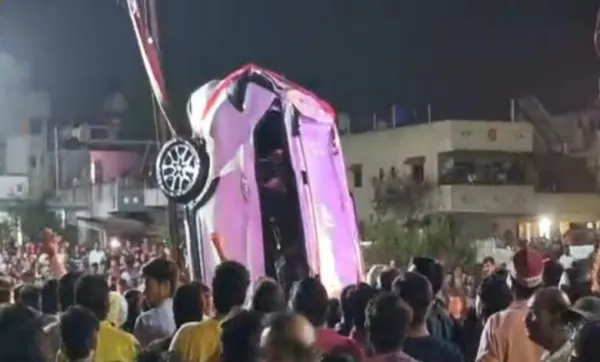 অন্ধকারে কুয়োতে গাড়ি, নাসিকে মৃত্যু একই পরিবারের ৯ জনের