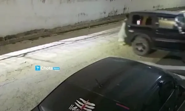 گاڑی اور دیوار کے درمیان کچل کر معمر خاتون ہلاک ۔ دلخراش حادثہ کاسی سی ٹی وی فوٹیج وائرل