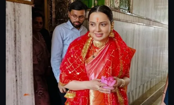 সাবেকি সাজে কালীঘাটে কঙ্গনা রানাউত