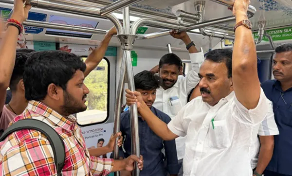 సామాన్యుడిలా మెట్రోలో మంత్రి జూపల్లి ప్రయాణం