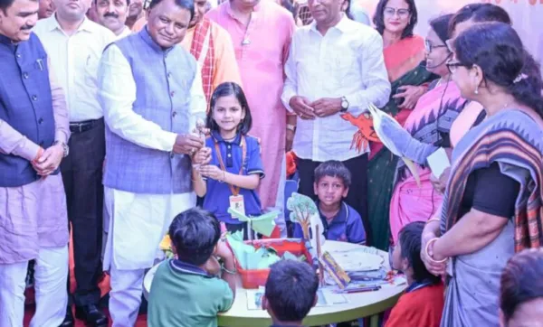 ରାଜ୍ୟସ୍ତରୀୟ ପ୍ରବେଶ ଉତ୍ସବ ଓ ଖଡିଛୁଆଁ କାର୍ଯ୍ୟକ୍ରମରେ ପିଲାଙ୍କୁ ଖଡି ଛୁଆଁଇଲେ ମୁଖ୍ୟମନ୍ତ୍ରୀ