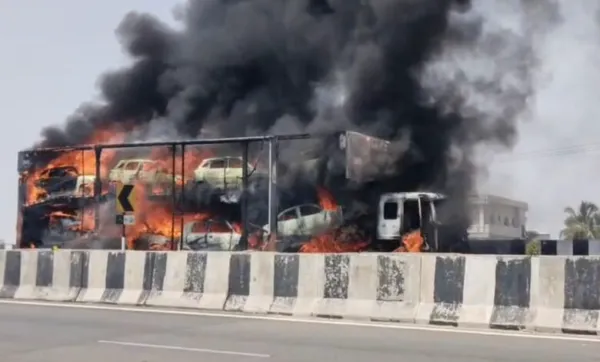 نئی کاریں لے جانے والے بھاری کنٹینر کو لگی آگ۔ کاماریڈی حیدرآباد ہائی وے پر حادثہ