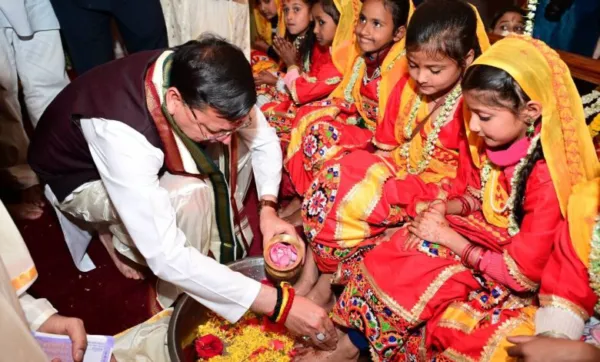 CM ने डोल आश्रम में किया 1100 कन्याओं का पूजन, मां राजेश्वरी का अभिषेक कर लिया आशीर्वाद