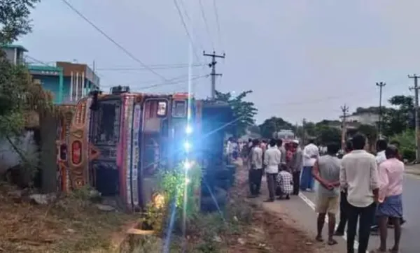 آم کے لوڈ سے لدی لاری الٹ گئی ایک شخص ہلاک۔ جگتیال ضلع میں حادثہ