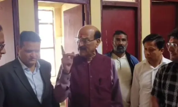 टिहरी जिला अस्पताल का औचक निरीक्षण करने पहुंचे स्वास्थ्य मंत्री, शौचालय गंदा मिलने पर लगाई लताड़