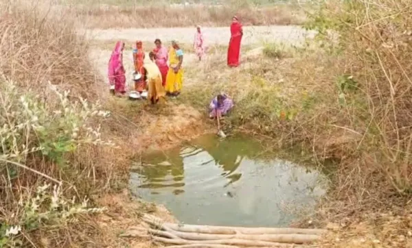 आजादी के 'अमृत काल' में ये कैसी मजबूरी? सूरजपुर में 1KM पैदल चलकर डबरी का गंदा पानी पीने को मजबूर ग्रामीण
