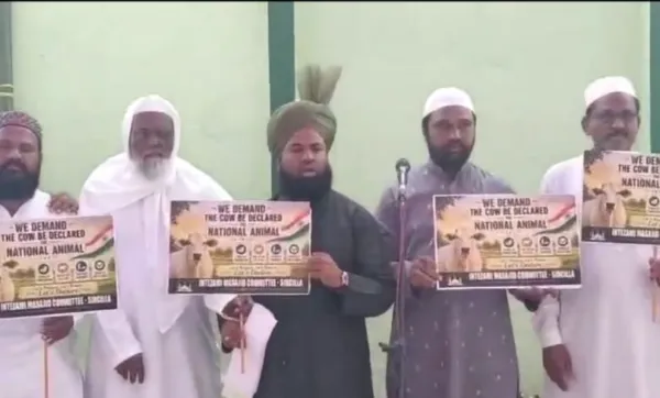 عیدالاضحی کے موقع پر سرسلہ میں مسلمانوں کا بڑا مطالبہ - ''گائے کو قومی جانور قرار دو'' کے نعروں سے عیدگاہ گونج اٹھا