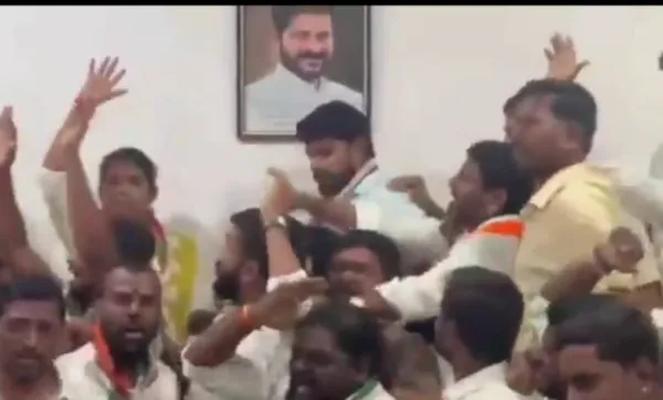تلنگانہ کے گجویل میں سابق چیف منسٹر چندرشیکھر راو کے کیمپ آفس پر کانگریس کارکنوں کی توڑ پھوڑ - چیف منسٹر ریونت ریڈی کی تصویر لگا کر منایا جشن
