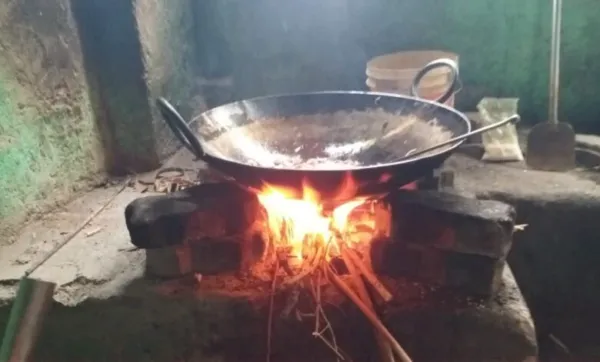 LPG संकट ने याद दिलाए 'मिट्टी के चूल्हे'! रांची के बाजारों में मिट्टी और लकड़ी के चूल्हों की भारी मांग; घरों में सुलगने लगी आंच