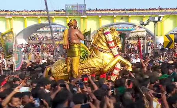 வைகை ஆற்றில் இறங்கினார் கள்ளழகர். பக்தர்கள் பரவசம்!