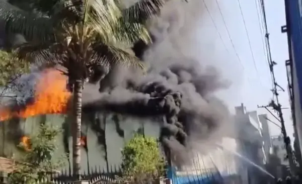 భారీ అగ్నిప్రమాదం: శివరాంపల్లిలో డెకరేషన్ గోడౌన్ దహనం!