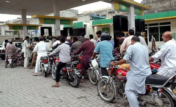 इंधनदर वाढीमुळे पाकिस्तानची अर्थव्यवस्था कोसळू लागली