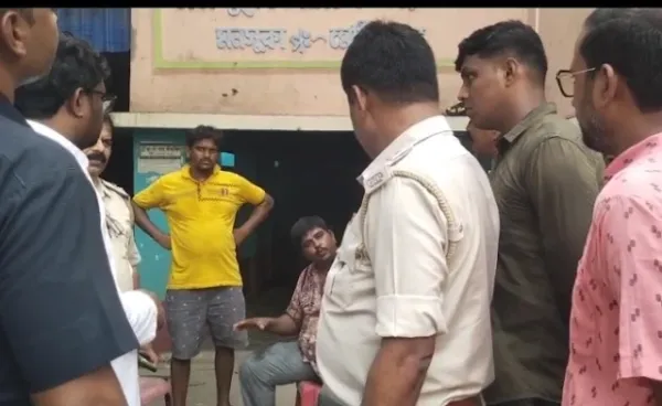 তৃণমূল নেতার গুদামে বন্যার ত্রাণ! ধরা পড়তেই উত্তেজনা-বিক্ষোভ