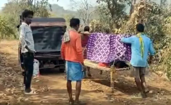 ଗାଁକୁ ନାହିଁ ରାସ୍ତା: ଖଟିଆରେ ପ୍ରସୂତୀ ବୁହା