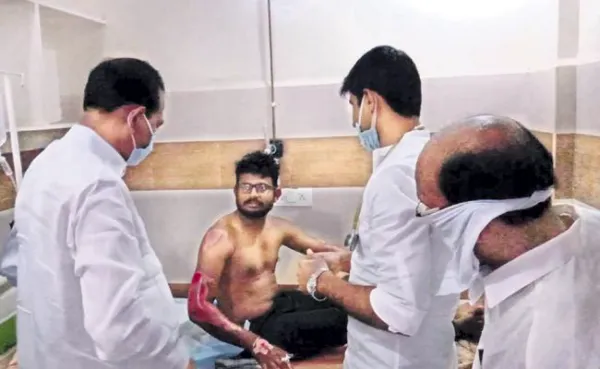 ప్రాణాలకి తెగించి వృద్ధులు, చిన్నారులని కాపాడిన వాలంటీర్!