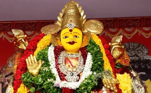 విజయవాడ దుర్గమ్మకు ఖరీదైన కానుక.. పచ్చలు, కెంపుల బంగారు హారాన్ని సమర్పించిన భక్తుడు!