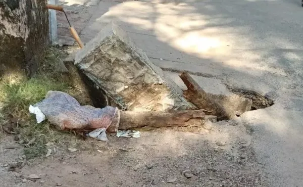 ರಸ್ತೆಯಲ್ಲಿ ಮೃತ್ಯು ಕೂಪ: ದುರಸ್ತಿಗೆ ಒತ್ತಾಯ