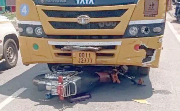 ବାଇକକୁ ଦୁଇଶହ ମିଟର ଘୋଷାଡି ନେଲା ସ୍କୁଲ୍‌ବସ୍‌