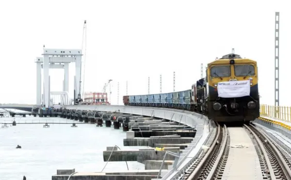 பாம்பன் புதிய பாலத்தில் பயணிகள் ரயில் போக்குவரத்து எப்போது?