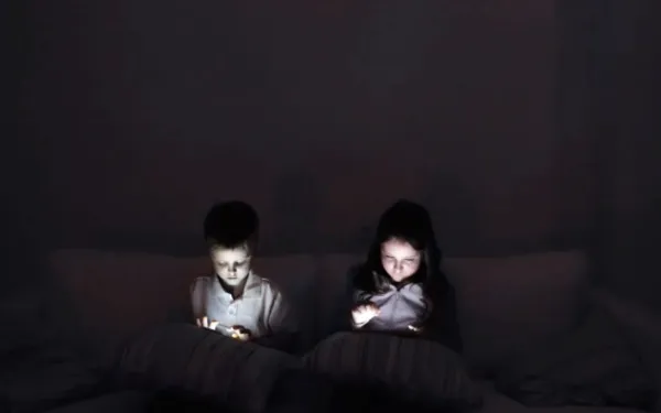 अधिक स्क्रीन टाइममुळे मुलांच्या हृदयाच्या आरोग्यावर वाढतो धोका