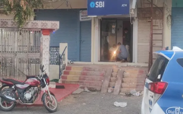 డబ్బులు రాలేదని ఏకంగా ఏటీఎం మిషన్‌నే ఎత్తుకెళ్లారు!