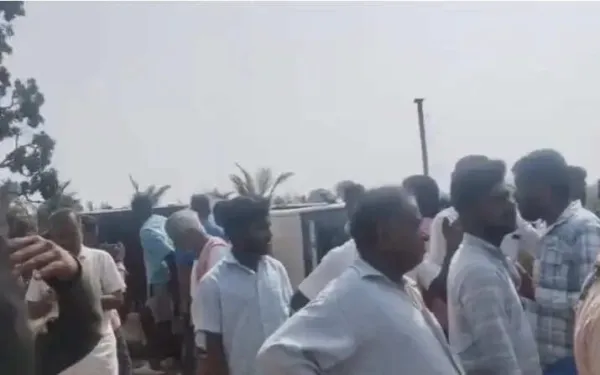 பயங்கரம்: தொழிலாளர்களை ஏற்றிச் சென்ற வேன் கவிழ்ந்து 21 பேர் படுகாயம்!