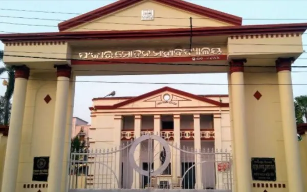 ଛାତ୍ରୀଙ୍କୁ ଅସଦାଚରଣ କରି ଅଡୁଆରେ ଅଧ୍ୟାପକ