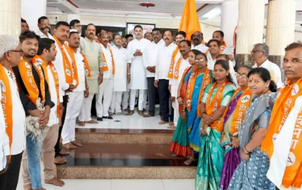 खेडमध्ये उबाठासह राष्ट्रवादीला जोरदार धक्का, उबाठा तालुकाप्रमुकांसह अनेक कार्यकर्त्यांचा शिवसेनेत पक्षप्रवेश