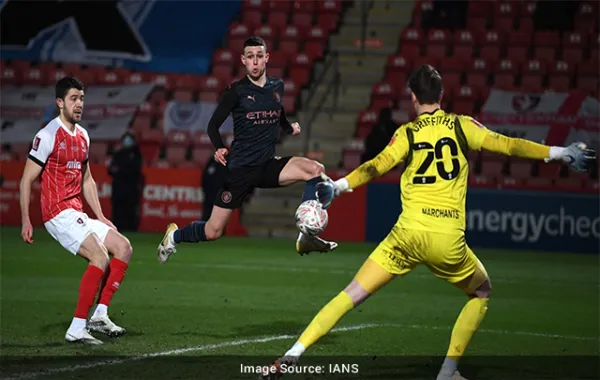 Cup holders Arsenal out of FA cup, City survive