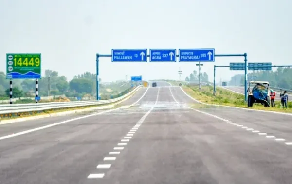गंगा एक्सप्रेसवे पर 15 दिन टोल फ्री सफर, अब फर्राटे भरें बिना खर्च के