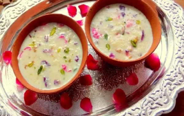 ଏହି ହୋଲିରେ ଘରକୁ ଆସିଥିବା ଅତିଥିଙ୍କୁ ଖୁଆନ୍ତୁ ବାଦାମ ଗୋଲାପ କ୍ଷୀରି, ଜାଣନ୍ତୁ ଏହାକୁ ପସ୍ତୁତ କରିବାର ଉପାୟ ଯାହା ବହୁତ ସହଜ
