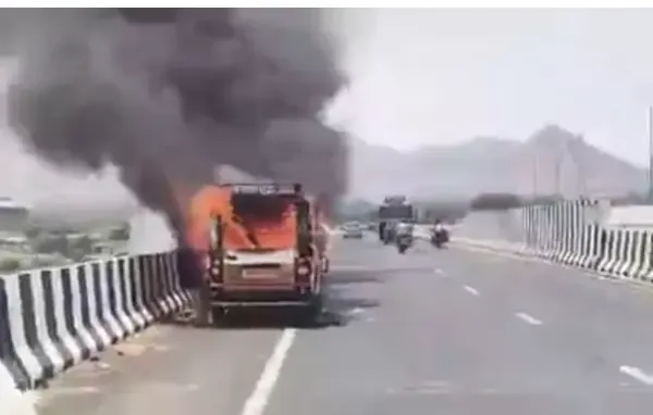ఫ్లైఓవర్‌పై వాహనంలో అకస్మాత్తుగా మంటలు