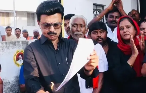 బీజేపీ అహంకారానికి ఈ మంటలే సమాధానం.. స్టాలిన్ షాకింగ్ నిరసన!