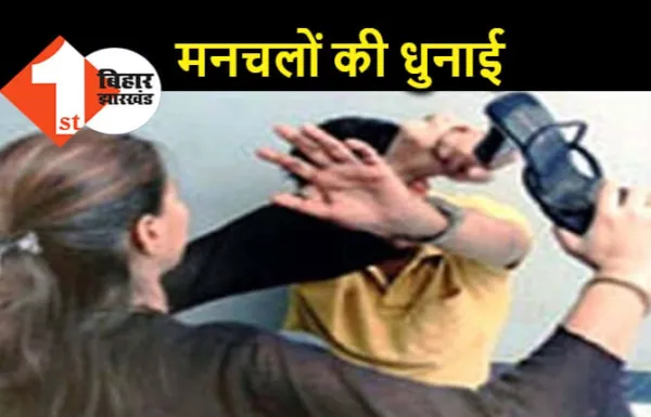 पटना की सड़क पर दो मनचलों की धुनाई, लड़की ने चप्पल से पीटा