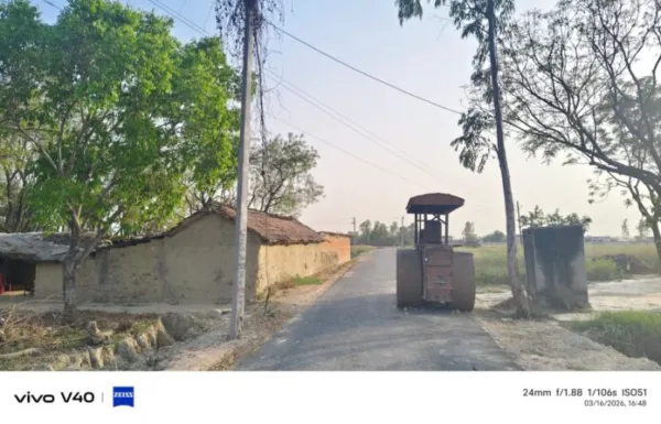 सड़क पर खड़ा रोलर बना जानलेवा खतरा, बिजली का पोल भी दे रहा हादसे को न्योता