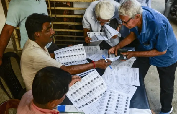 Bengal SIR - बंगाल निवडणुकीपूर्वी ९० लाख मतदारांना मतदार यादीतून वगळले, निवडणूक आयोगाकडून जिल्हावार आकडेवारी जाहीर