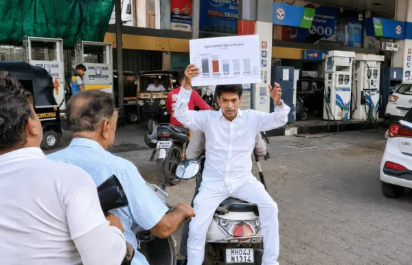 मित्रों, पेट्रोल के दाम कम हुए के नही हुए? मोदींच्या भाषणाची क्लिप लावून पेट्रोल दरवाढीविरोधात आंदोलन