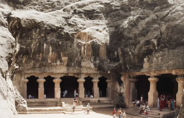 प्रसिद्ध घारापुरी बेटाच्या विकासाला खीळ; हजारो कोटींचे प्रकल्प रखडले पुरातत्त्व विभागाने लादले अनावश्यक निर्बंध