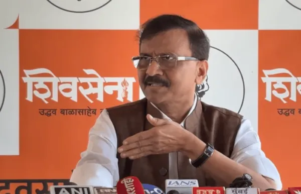 90 हजार कोटींच्या ठेवी मोडून खाताय, पण संयुक्त महाराष्ट्र दालनासाठी पैसे नाहीत का? संजय राऊतांचा मुख्यमंत्री-उपमुख्यमंत्र्यांना सवाल
