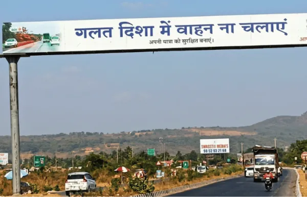 मुंबई-गोवा महामार्गावरून हिंदी बोर्ड हटवा.. अन्यथा रस्त्यावर उतरू; रायगडवासीयांचा इशारा, नॅशनल हायवेच्या मुजोरीविरोधात प्रचंड संताप